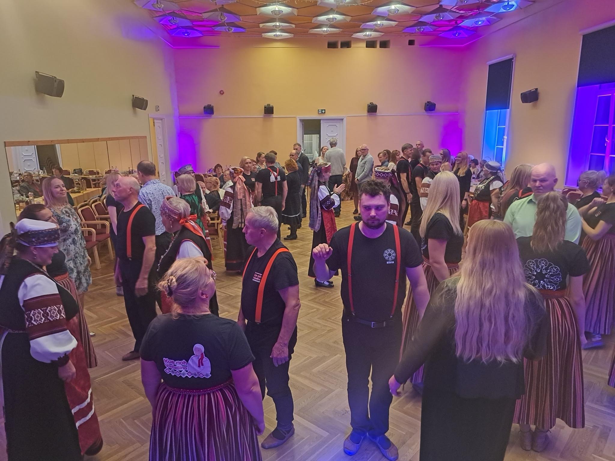 Tantsude õpetamine ja õppimine Vastseliina rahvamajas toimunud pikalauapeol. Fotod: ERAKOGU